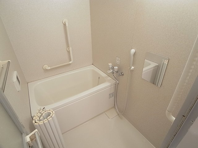 パールハイツ三輪の浴室|追炊き付きお風呂、てすりも付いてます