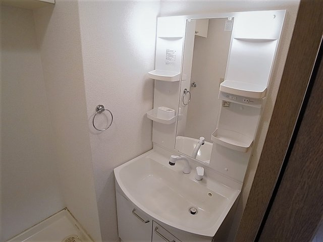 パールハイツ三輪の洗面所|シャワー付きの独立洗面台