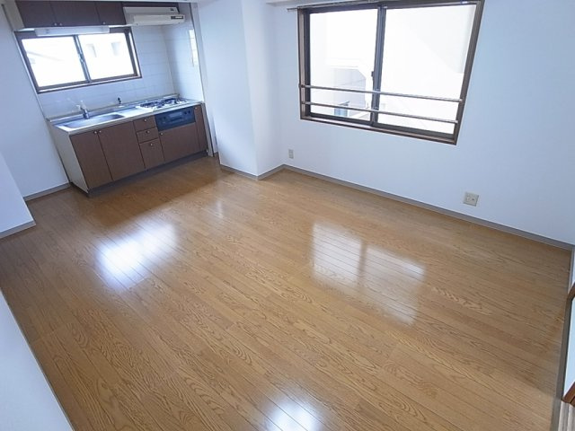 パールハイツ三輪の居間・リビング|窓が多く開放感タップリです