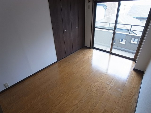 パールハイツ三輪の洋室|収納が多く明るい６帖の洋室