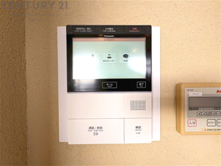 訪問者が来たときにテレビ画面で確認できるため、安心してドアを開けられます。録画機能があるものもあり、留守中に来訪者を記録しておくことができます。利便性が高く、セキュリティ面でも安心です。