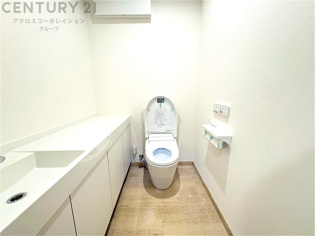 温水洗浄便座付トイレは温水洗浄機能により、暖かい水でおしりを洗浄することができ、冷たい水を使う従来の便座に比べ、温水洗浄機能で暖かいトイレを提供し、快適な使用を可能にします。