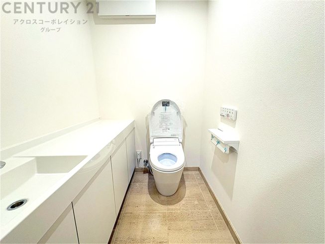 温水洗浄便座付トイレは温水洗浄機能により、暖かい水でおしりを洗浄することができ、冷たい水を使う従来の便座に比べ、温水洗浄機能で暖かいトイレを提供し、快適な使用を可能にします。