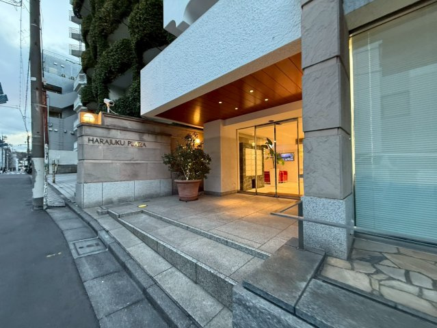 原宿プラザ　301のエントランス