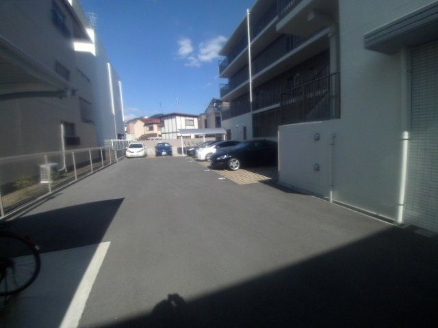 アズール西明石の駐車場