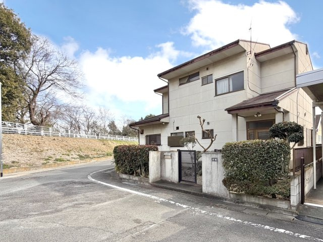 【中古戸建】高崎市宿横手町の前面道路含む現地写真|■外観｜土日のご見学はもちろん、平日・夜間のご案内も大歓迎です♪「今から見たい」や「仕事終わりに見たい」にもご対応できますのでお気軽にお問い合わせください♪