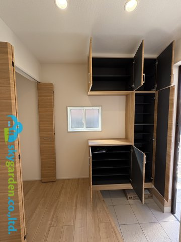 藤沢市羽鳥5丁目 3号棟の玄関|収容量たっぷりの玄関収納・シューズボックス