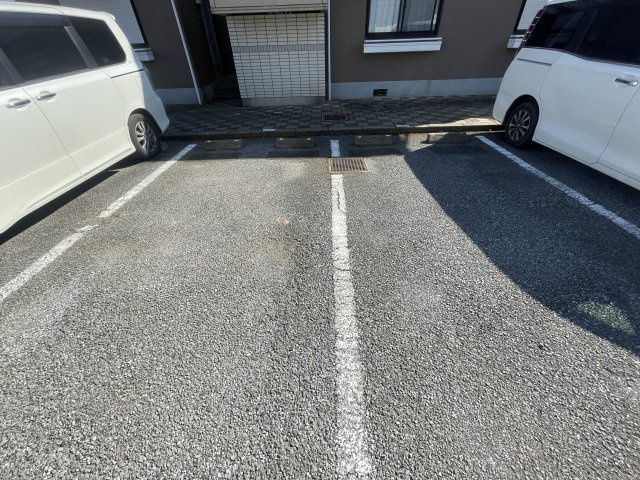 ロイヤルタウン泉Cの駐車場