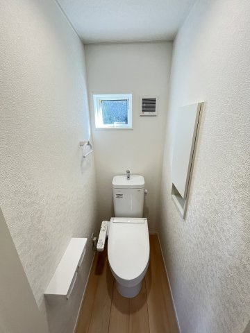 【トイレ】 | 糟屋郡須恵町須恵第3　1号棟（全1棟）【仲介手数料無料・0円】 | 現地写真。1階のトイレです。