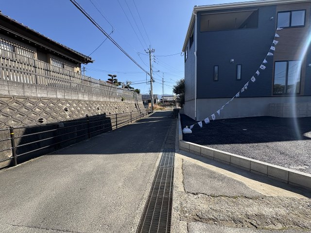 【その他】 | 糟屋郡須恵町須恵第3　1号棟（全1棟）【仲介手数料無料・0円】 | 現地写真。前面道路です。