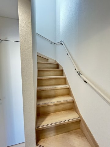 【内装】 | 糟屋郡須恵町須恵第3　1号棟（全1棟）【仲介手数料無料・0円】 | 現地写真。2階へ上がる階段です。手摺もついて安全ですね。