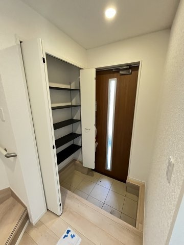 【玄関】 | 糟屋郡須恵町須恵第3　1号棟（全1棟）【仲介手数料無料・0円】 | 現地写真。