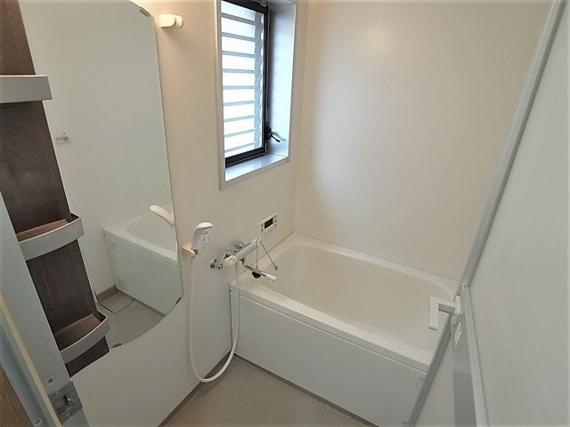 M-PARK WESTの浴室|追い炊き可能、窓付きバスルーム