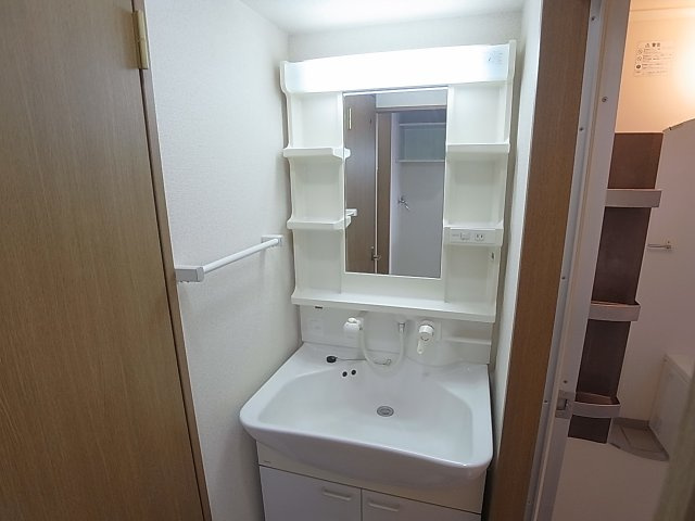 M-PARK WESTの洗面所|追い炊き可能、窓付きバスルーム