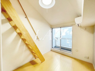 【居間・リビング】 | ロフティ向ヶ丘遊園 | 洋室のお部屋です。