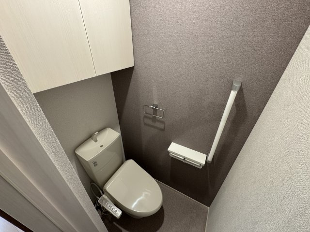 プルミエール富里Bのトイレ|シャワー付き暖房便座