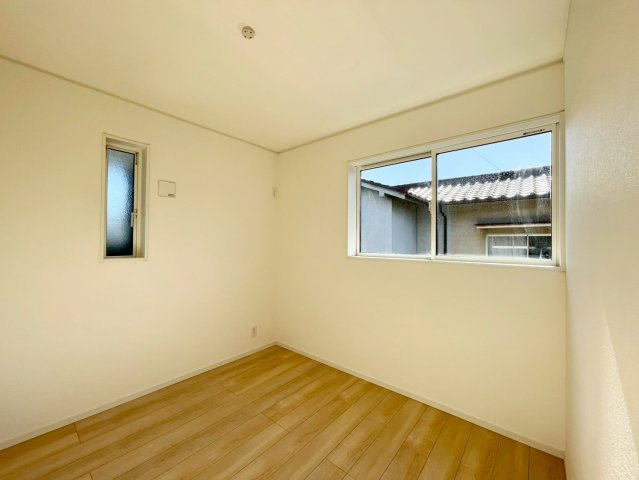 上田市常磐城第６の洋室|日当たり風通しともに良好！明るく朝を迎えられるつくりになっています♪