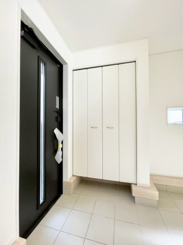 上田市常磐城第６の玄関|玄関には大容量のシューズボックスが付いているので毎日の靴選びも楽々です♪