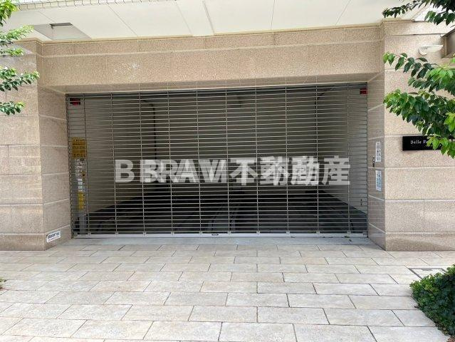ベルフェリーク天満橋　BRAVI不動産の駐車場