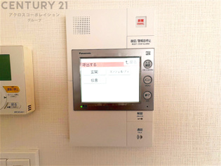 訪問者が来たときにテレビ画面で確認できるため、安心してドアを開けられます。録画機能があるものもあり、留守中に来訪者を記録しておくことができます。利便性が高く、セキュリティ面でも安心です。