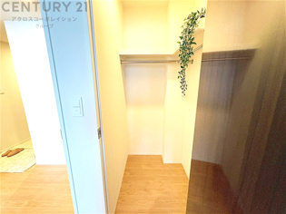 収納力が高く洋服や小物を整理しやすく、更衣室のように使え、部屋がすっきり保てます。収納の配置を自由に調整でき、換気性が良く防湿・防虫対策も可能。快適で機能的な生活空間を実現できます♪