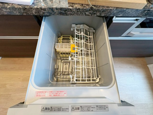 手洗いに比べて時間や労力を節約できることです。また、高温のお湯で洗浄されるため、雑菌や細菌を殺菌する効果もあります。さらに、乾燥機能があるため、手で拭く手間も省け衛生的に保管できます。