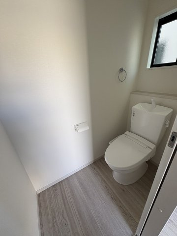 【トイレ】 | 糟屋郡須恵町旅石26期　1号棟（全2棟）【仲介手数料無料・0円】 | 現地写真。1階のトイレです。