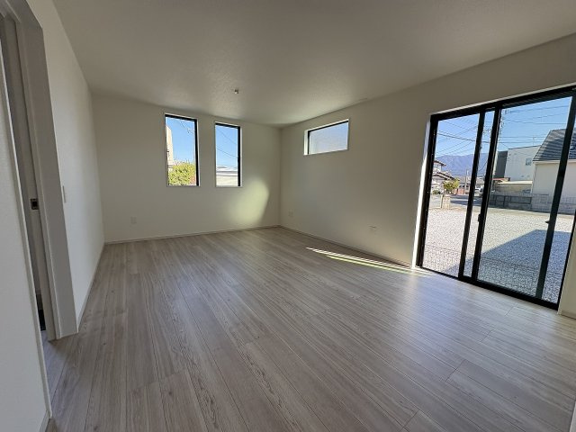 【居間・リビング】 | 糟屋郡須恵町旅石26期　1号棟（全2棟）【仲介手数料無料・0円】 | 現地写真。