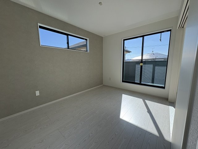 【寝室】 | 糟屋郡須恵町旅石26期　1号棟（全2棟）【仲介手数料無料・0円】 | 現地写真。2階主寝室です。