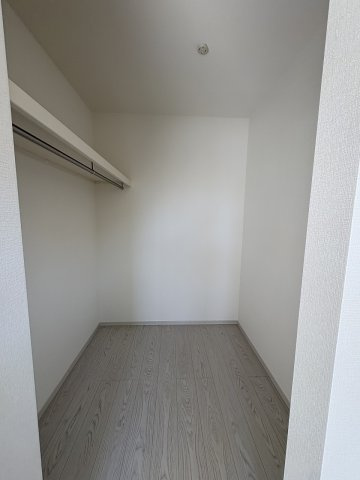 【収納】 | 糟屋郡須恵町旅石26期　1号棟（全2棟）【仲介手数料無料・0円】 | 現地写真。ウォークインクローゼットです。