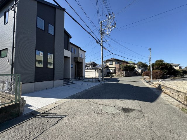 【その他】 | 糟屋郡須恵町旅石26期　1号棟（全2棟）【仲介手数料無料・0円】 | 現地写真。前面道路です。