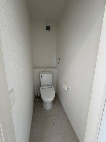 【トイレ】 | 糟屋郡須恵町旅石26期　1号棟（全2棟）【仲介手数料無料・0円】 | 現地写真。2階にもトイレです。