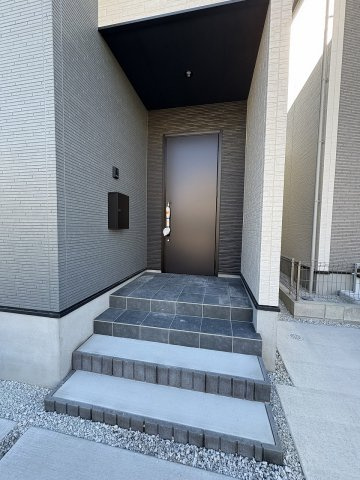 【玄関】 | 糟屋郡須恵町旅石26期　1号棟（全2棟）【仲介手数料無料・0円】 | 現地写真。