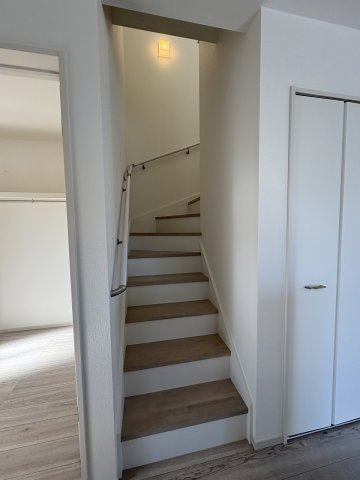 【内装】 | 糟屋郡須恵町旅石26期　1号棟（全2棟）【仲介手数料無料・0円】 | 現地写真。2階へ上がる階段です。手摺もついて安全ですね。