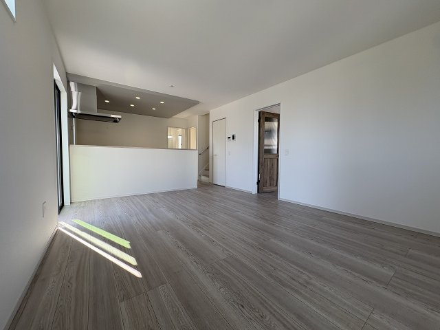 【居間・リビング】 | 糟屋郡須恵町旅石26期　1号棟（全2棟）【仲介手数料無料・0円】 | 現地写真。