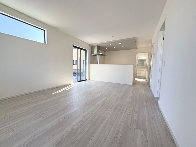 【居間・リビング】 | 糟屋郡須恵町旅石26期　1号棟（全2棟）【仲介手数料無料・0円】 | 現地写真。リビングです。