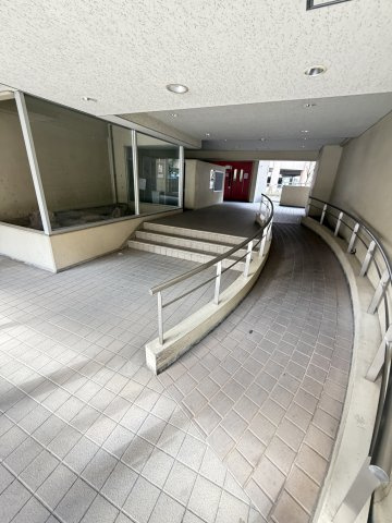 灘の浜高層住宅　５号棟のエントランス