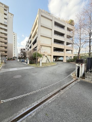 灘の浜高層住宅　５号棟の駐車場