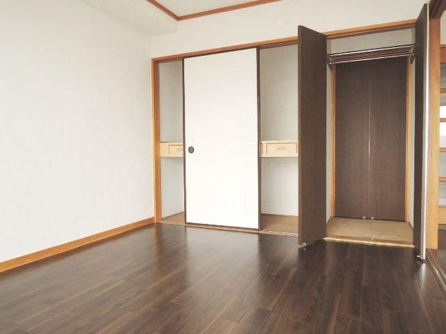 ロイヤルハウスの洋室