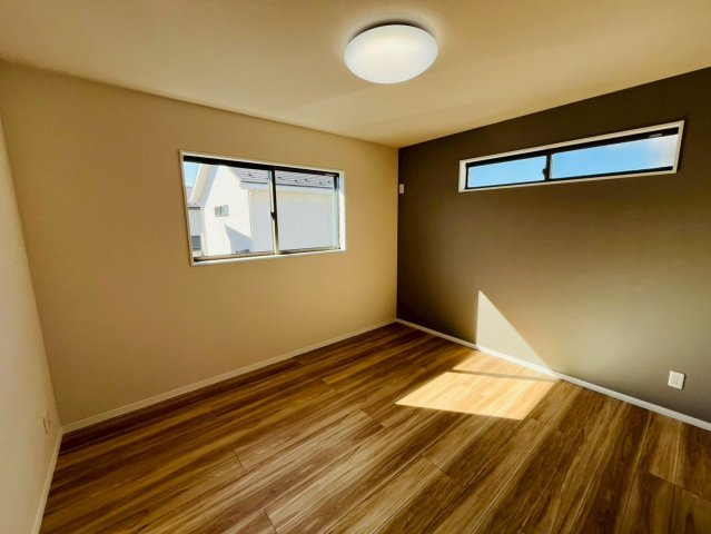 古河市西牛谷　第４期　全4邸の洋室|〇１号棟　7.2帖　主寝室〇
アクセントクロスがお洒落な主寝室。大容量のウォークインクローゼット付きで大切なお洋服もしっかり収納できます♪
2026年2月撮影