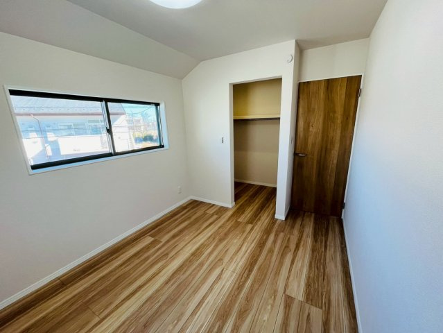 古河市西牛谷　第４期　全4邸の洋室|〇１号棟　5.5帖　洋室〇
日差しが注ぎ、心地よい空間です。各居室に収納付きで住みやすさにこだわっています！
2026年2月撮影