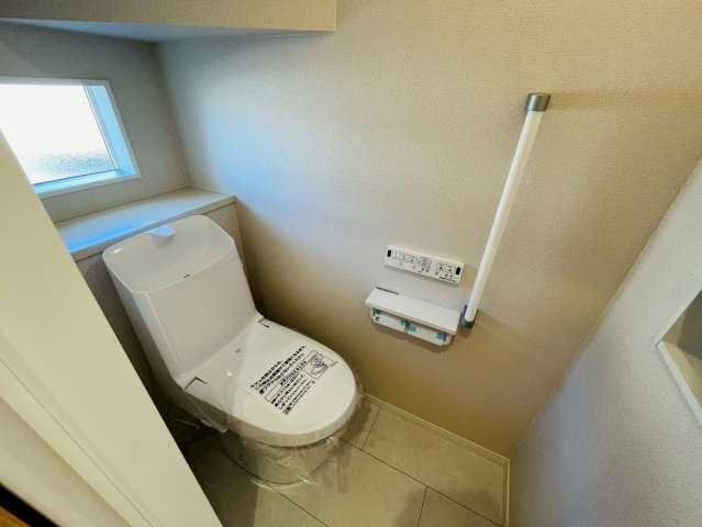 古河市西牛谷　第４期　全4邸のトイレ|〇１号棟　トイレ〇
デットスペースをうまく活用した1Fトイレ。手摺も付いています♪
2026年2月撮影