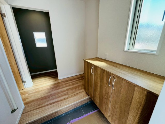 古河市西牛谷　第４期　全4邸の玄関|〇１号棟　玄関〇
お家の顔にもなる明るい玄関。シューズクロークにご家族分の靴をしまうことができるので、いつでもスッキリ綺麗な玄関を保てます♪
2026年2月撮影