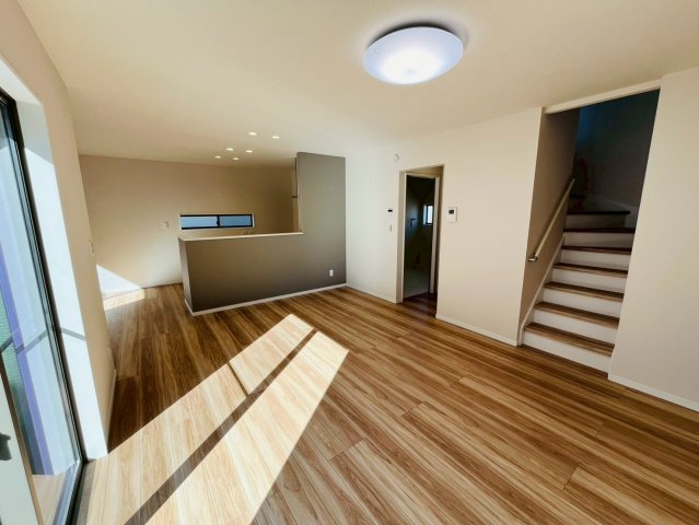 古河市西牛谷　第４期　全4邸の居間・リビング|〇１号棟　リビング〇
広々20帖の大空間！リビング階段で「おはよう」から「おやすみ」まで、自然と家族のコミュニケーションが生まれる設計です♪
2026年2月撮影