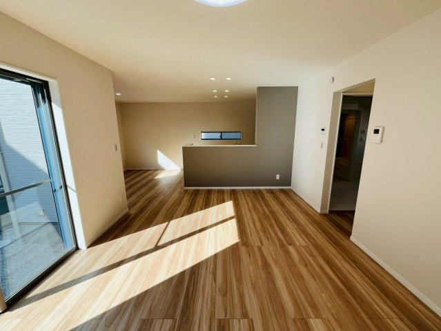 古河市西牛谷　第４期　全4邸の居間・リビング|〇１号棟　リビング〇
奥行きのあるリビング。対面キッチンなので、家族との会話を楽しみながら料理を作ることができます♪
2026年2月撮影