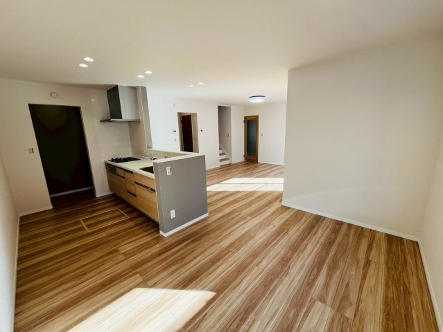 古河市西牛谷　第４期　全4邸の居間・リビング|〇１号棟　リビング〇
落ち着きのある木目調のリビング。窓から明るい日差しが差し込みます♪
2026年2月撮影