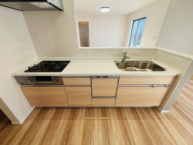 古河市西牛谷　第４期　全4邸のキッチン|〇１号棟　キッチン〇
時短、節水にもなる食洗機付きキッチン♪洗い物を気にせずに食器が使えるので、ノンストレスで楽しくお料理を作ることができます（＾＾）
2026年2月撮影