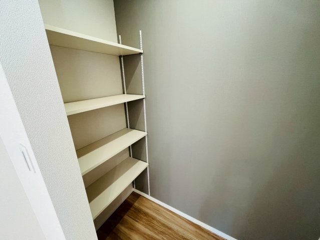 古河市西牛谷　第４期　全4邸の収納|〇１号棟　キッチン〇
キッチンパントリー付き♪食材の保存やお気に入りのキッチン用品、食器などしまっておくことができます（＾＾）
2026年2月撮影