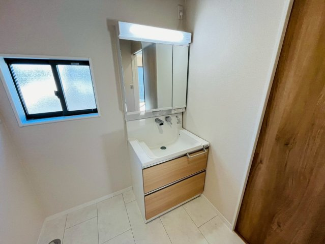 古河市西牛谷　第４期　全4邸の独立洗面台|〇１号棟　洗面所〇
三面鏡の洗面化粧台！お出かけ前のチェックにも大活躍♪
2026年2月撮影