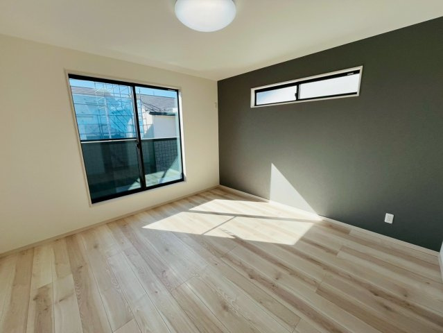 古河市西牛谷　第４期　全4邸の洋室|〇２号棟　8帖　主寝室〇
バルコニーに面した主寝室は日当たり良好です！ウォークインクローゼット付き♪たっぷりの収納スペースで住空間もスッキリ広々します（＾＾）
2026年2月撮影